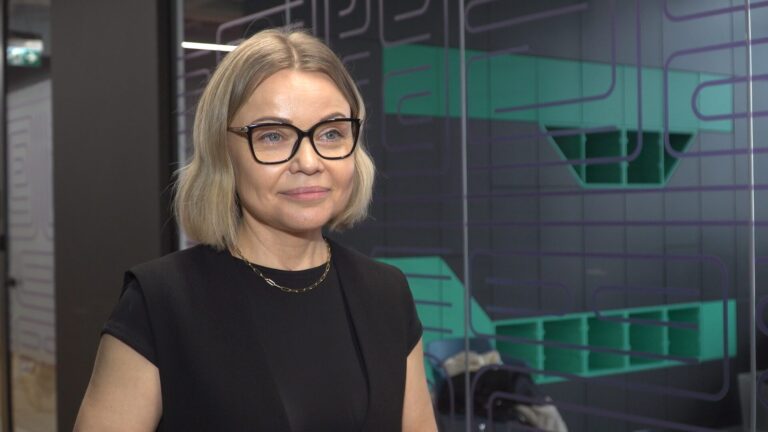 Docenianie przez szefa jest równie ważne dla pracowników, co atrakcyjne wynagrodzenie i obowiązki. Kluczową rolę odgrywa komunikacja między liderem a zespołem