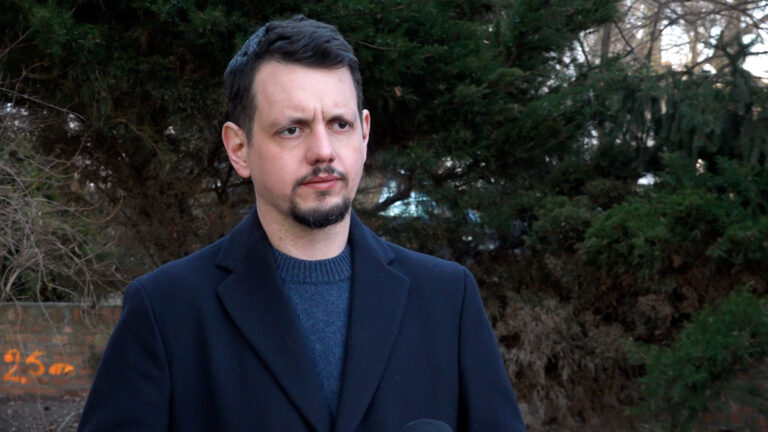 Napięcia geopolityczne podbijają emocje na rynku ropy, ale nie zakłócają dostaw. Przewidywana w 2026 r. nadpodaż ma utrzymywać niskie notowania