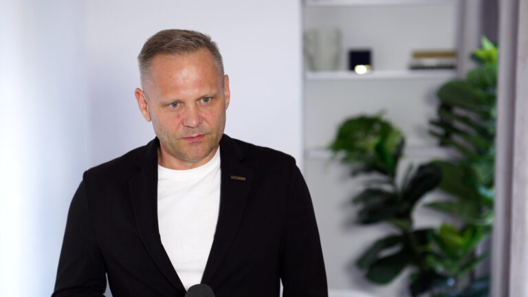 Ucieczka od dolara w stronę fizycznego złota. Banki centralne napędzają globalny popyt